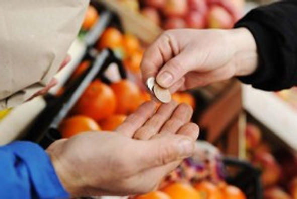 Ventas al menudeo caen por segundo mes, en medio de una alta inflación