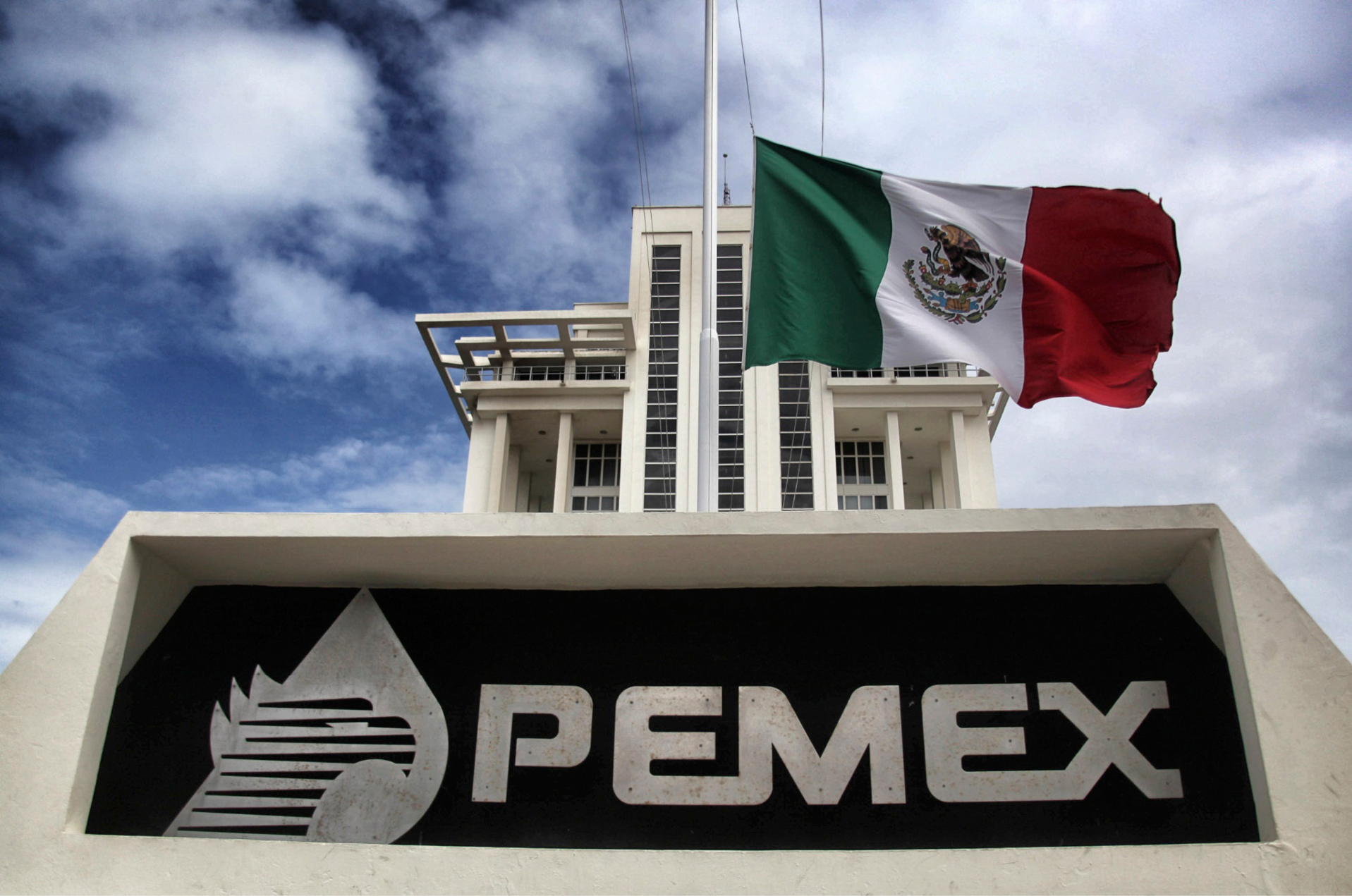 Suscribe Pemex contratos con ganadora de la Temporada Abierta