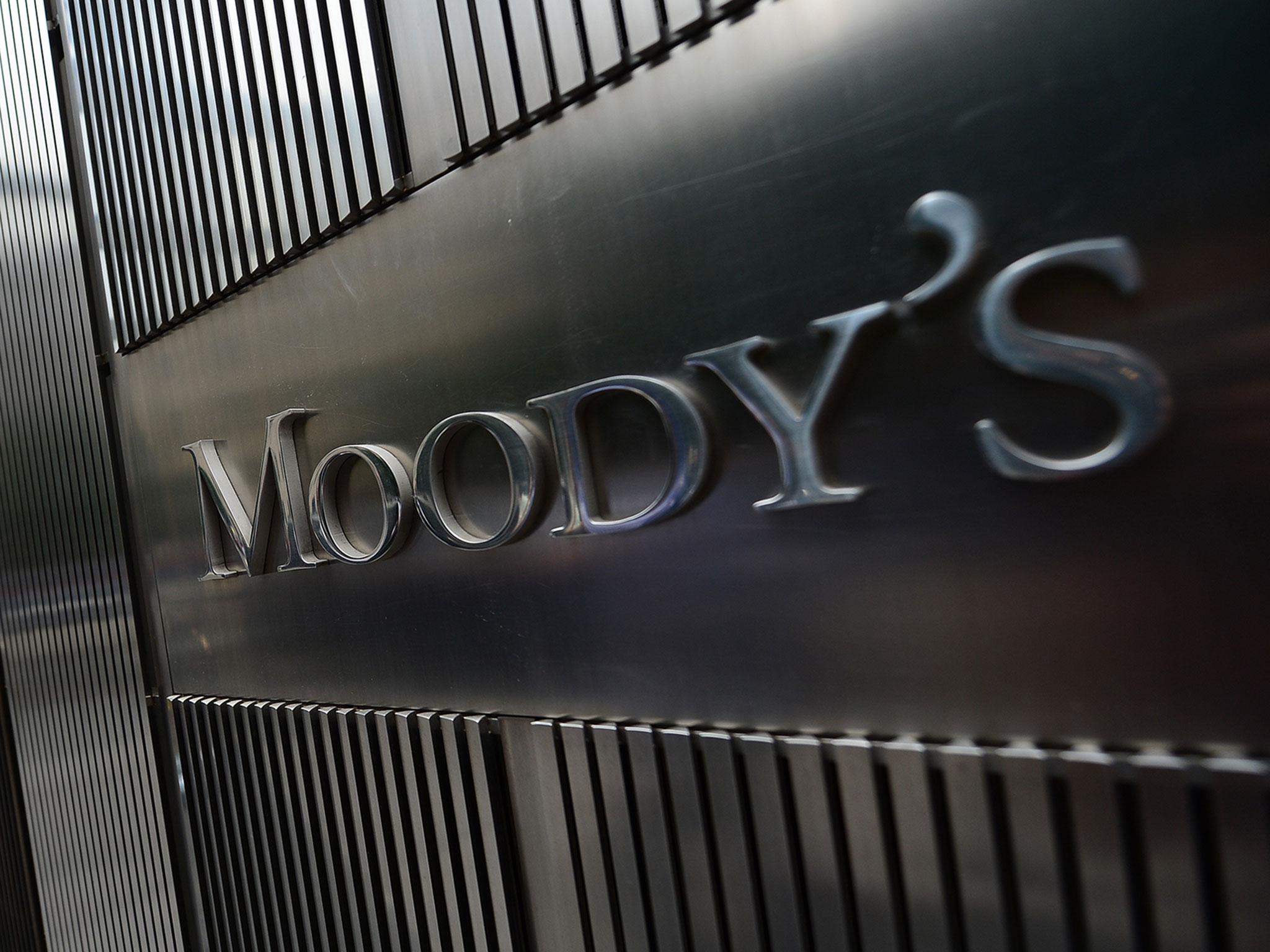 ¡Lo que faltaba! Moody’s degrada la perspectiva de banca de EU de estable a negativa