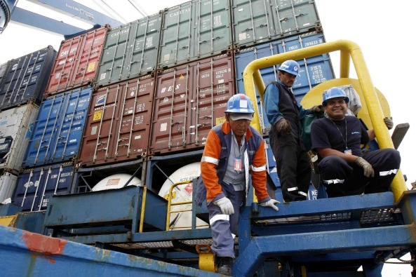 Frenan exportaciones en febrero; se registra déficit comercial de 1,844 mdd