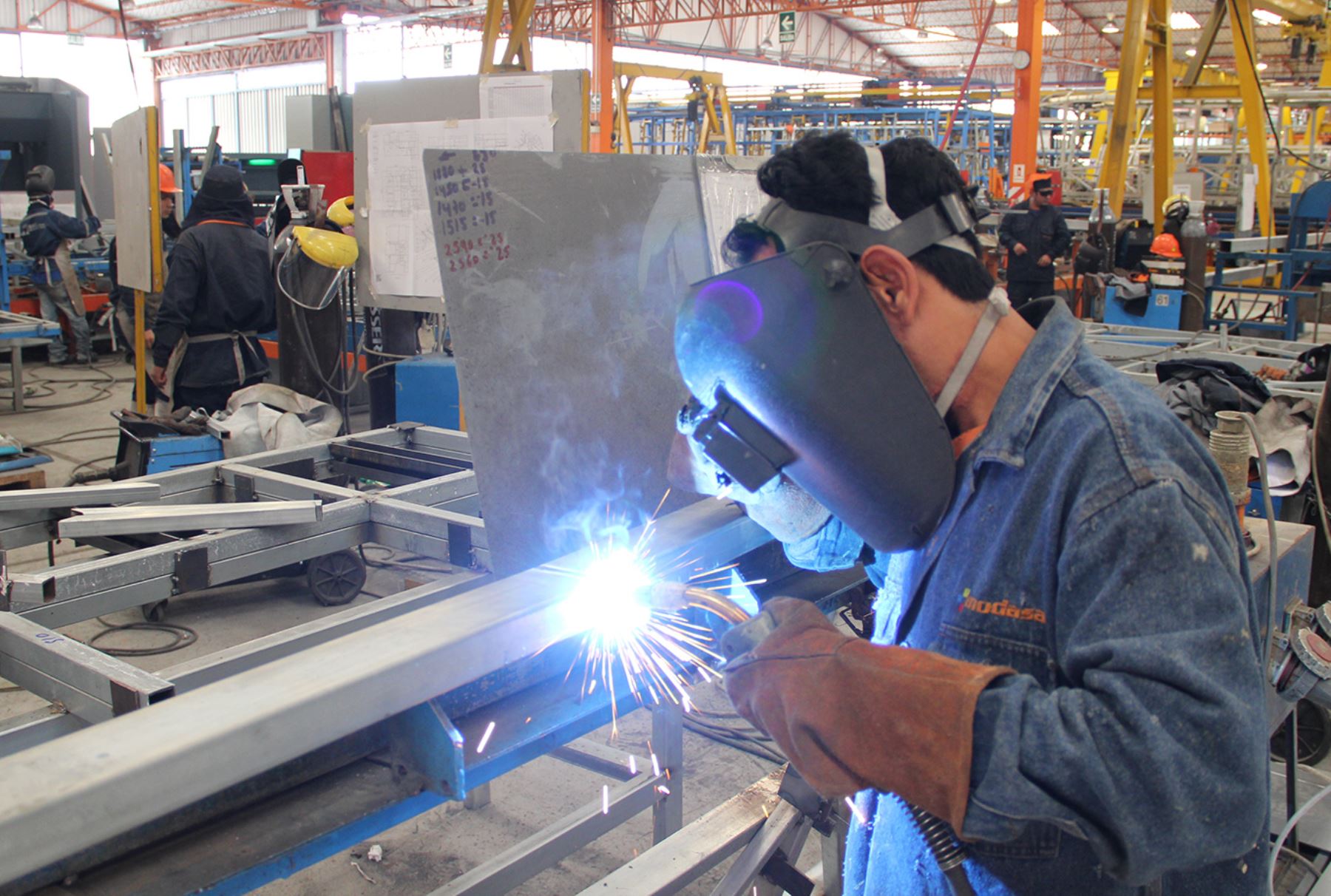 Tras tropiezo, actividad industrial se ubica nuevamente por arriba del nivel prepandemia