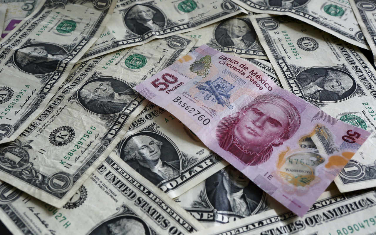 El peso se mantiene debajo de las 19 unidades por dólar