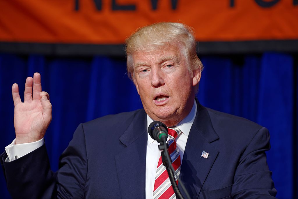Propone Trump aumentar a 21 años la edad mínima para comprar armas
