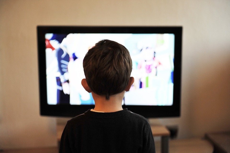 Niños mexicanos prefieren ver televisión que navegar en internet, plataformas
