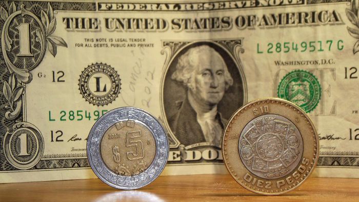 Mes de terror para el peso, cierra octubre con pérdida de 1.26% en el día