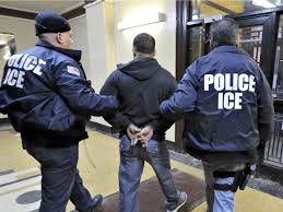 Arrestan a más de 150 inmigrantes en fábrica de Texas