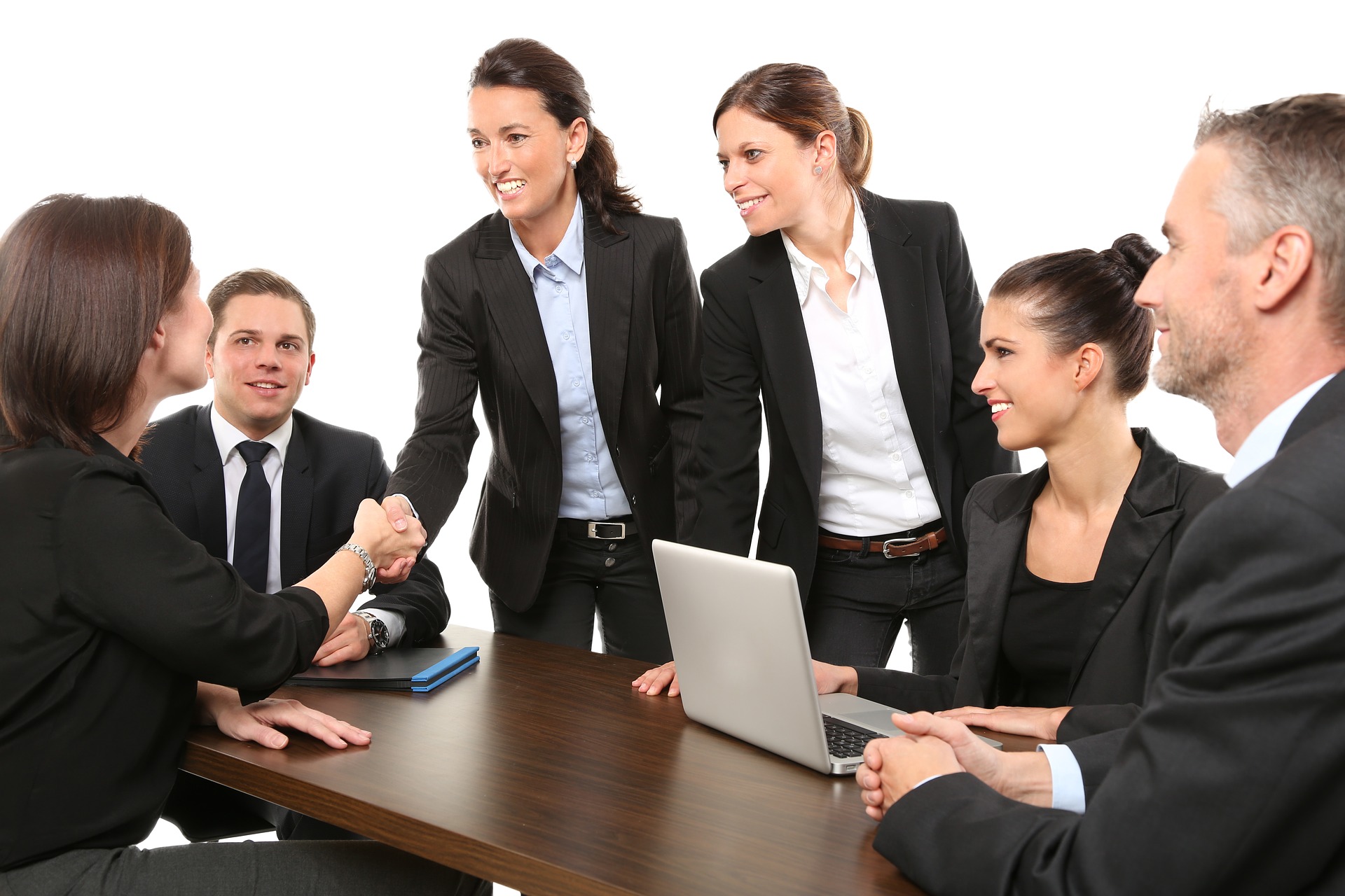 Bancos cobran más intereses a las mujeres, pese a ser mejores pagadoras