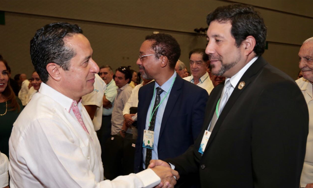 Se reúne gobernador de Quintana Roo con expertos para discutir problema del sargazo