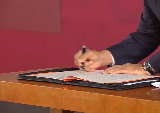AMLO firma ante notario su compromiso de No Reelección