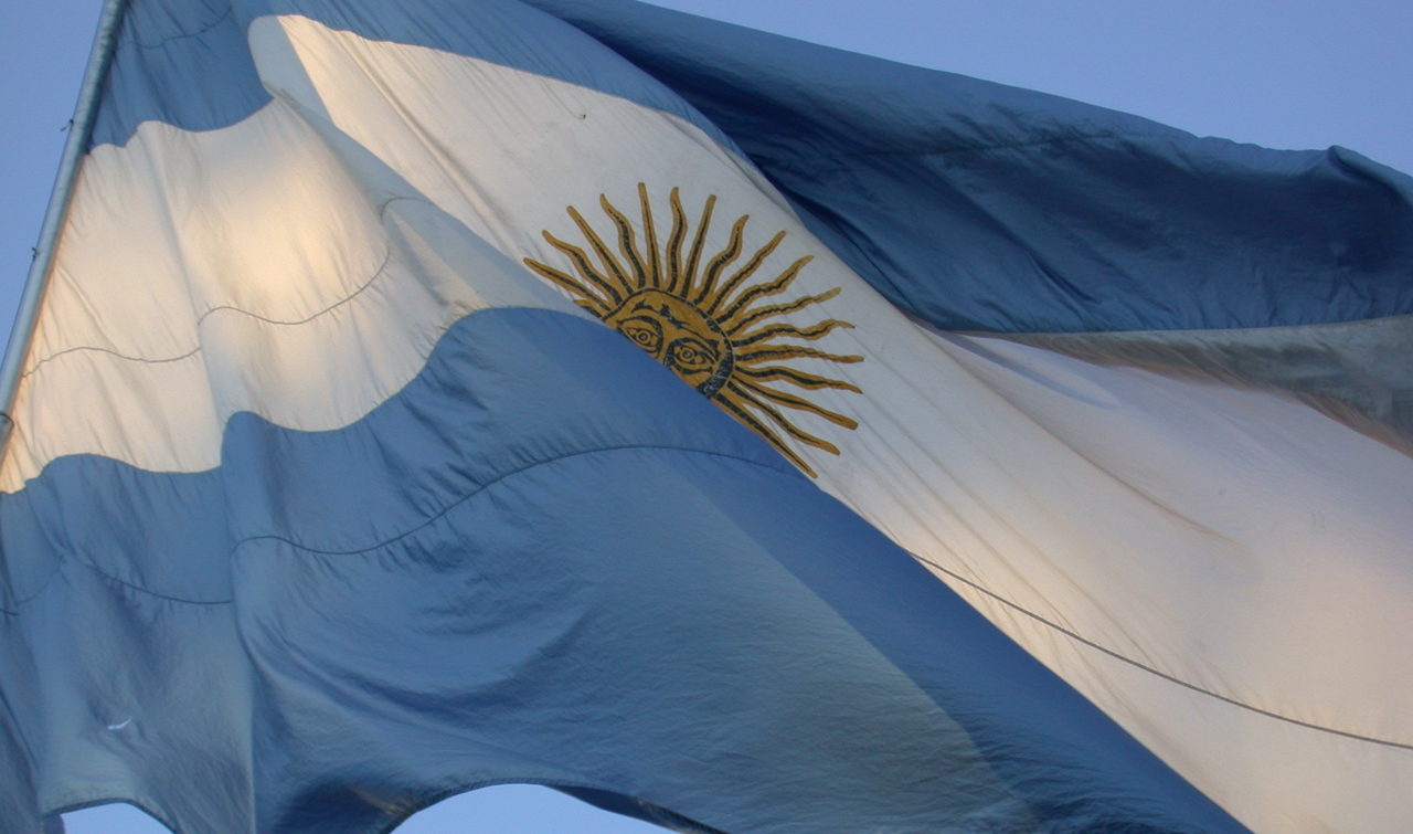 Riesgo país de Argentina alcanza su máximo en una década