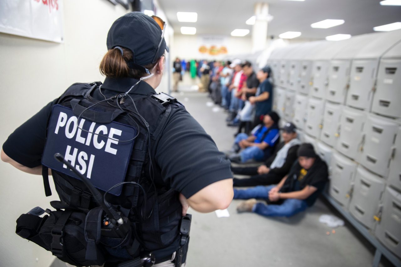 Ocho los migrantes mexicanos detenidos en mega-redada en Misisipi