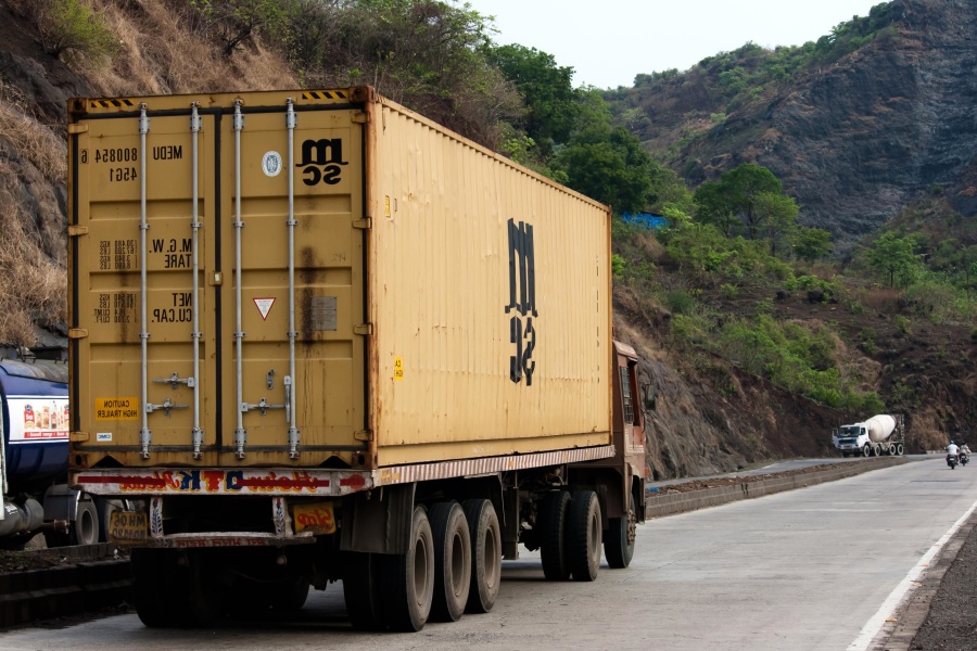 Denuncian 9 empresas a normalistas en Michoacán por asaltos a camiones de carga