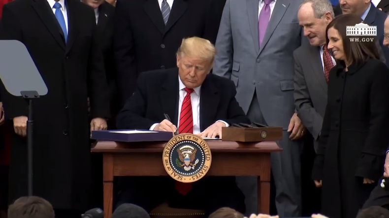 Trump termina con “pesadilla” del TLCAN; firma modificaciones del T-MEC