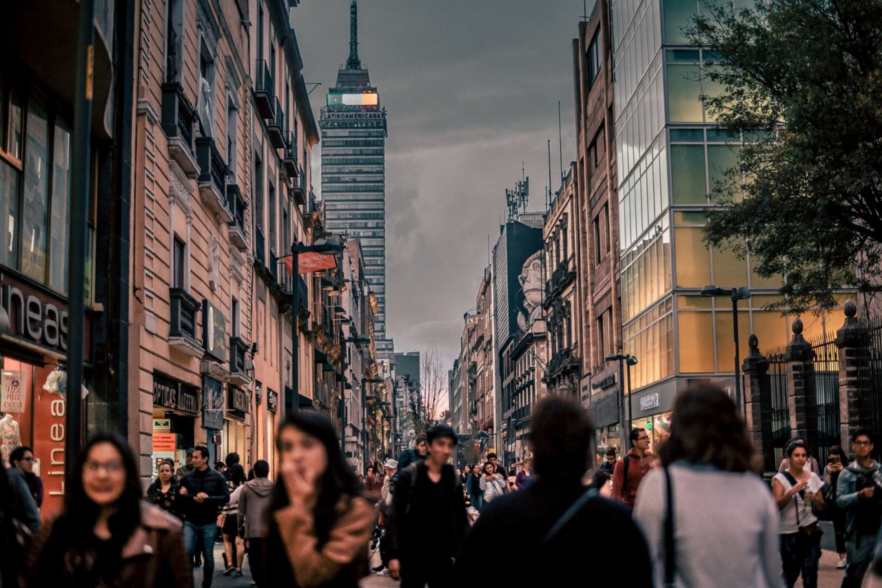 México no podrá desmarcar su política monetaria de la de EU pronto, considera Fitch