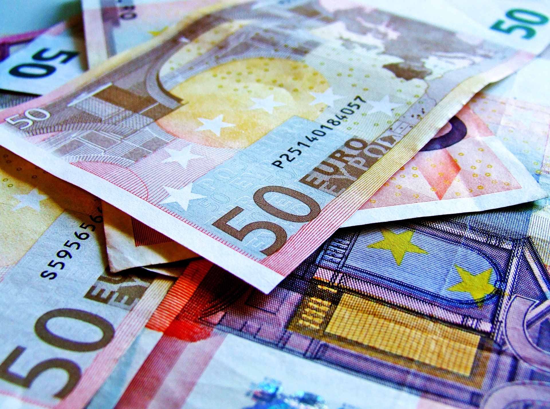 Unión Europea, Europa sufre contracción económica de 2.7% en 1T20, suicidio energético