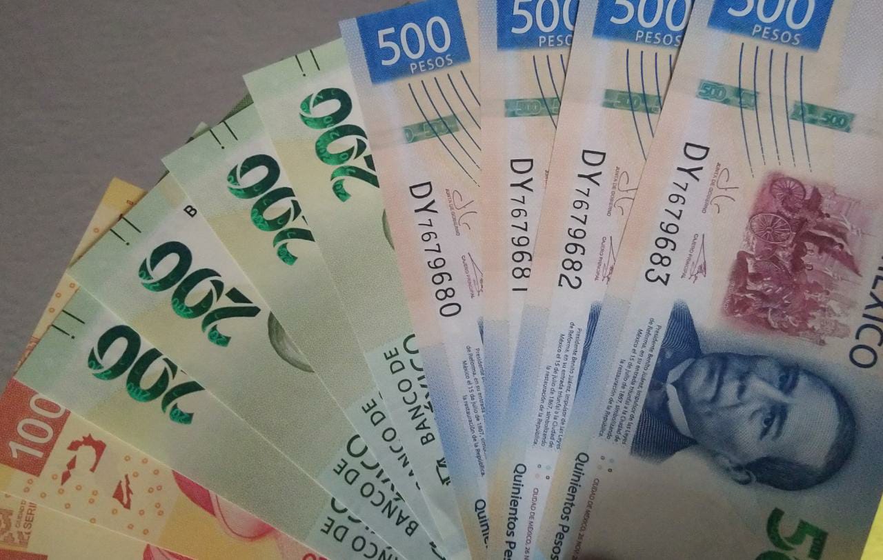 Peso mexicano inicia la penúltima semana del año con el pie derecho