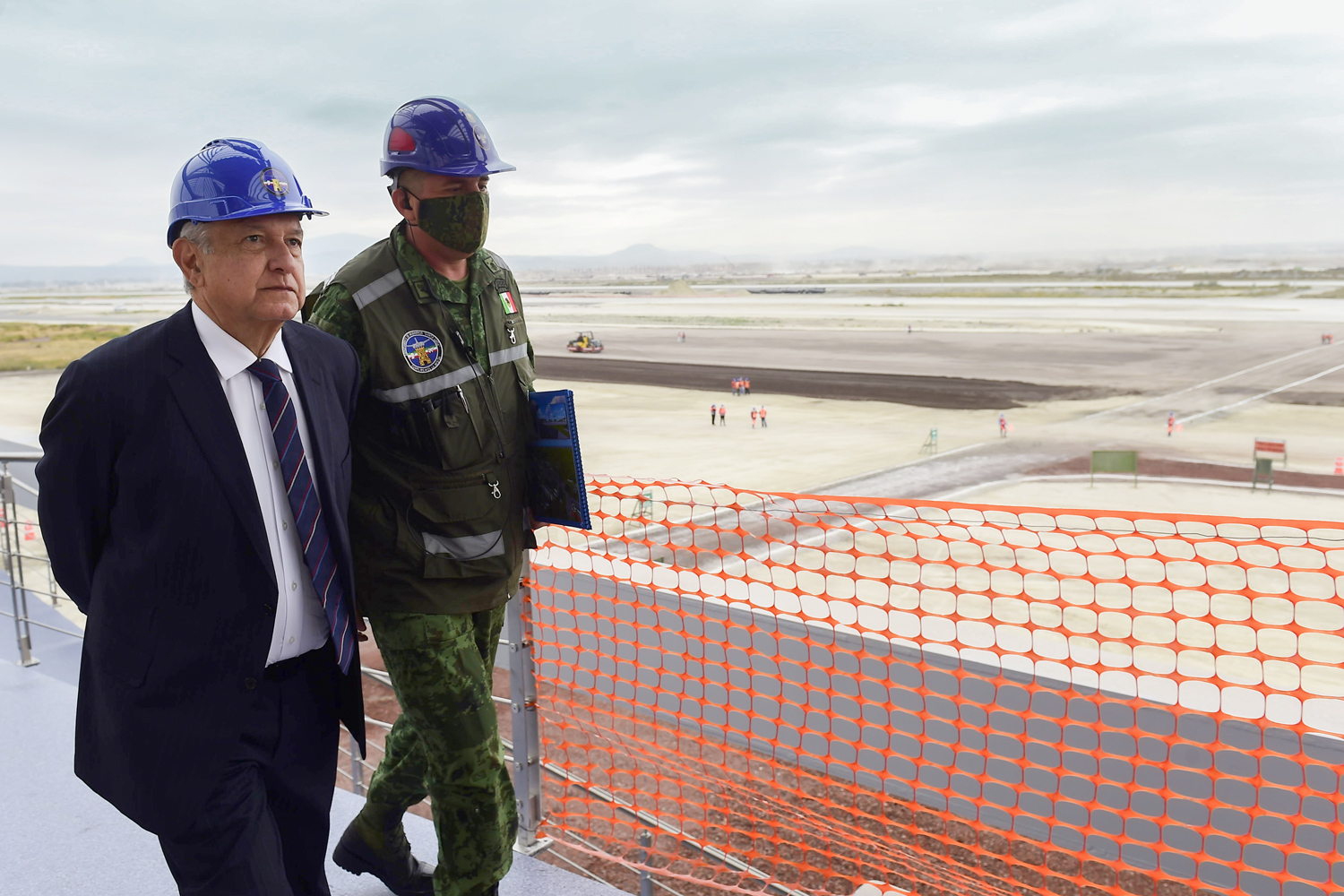 Aeropuerto de Santa Lucía lleva 40% de avance: AMLO