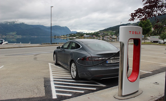 AMLO amaga a Tesla: si llega a Nuevo León y no hay agua, no habrá permisos