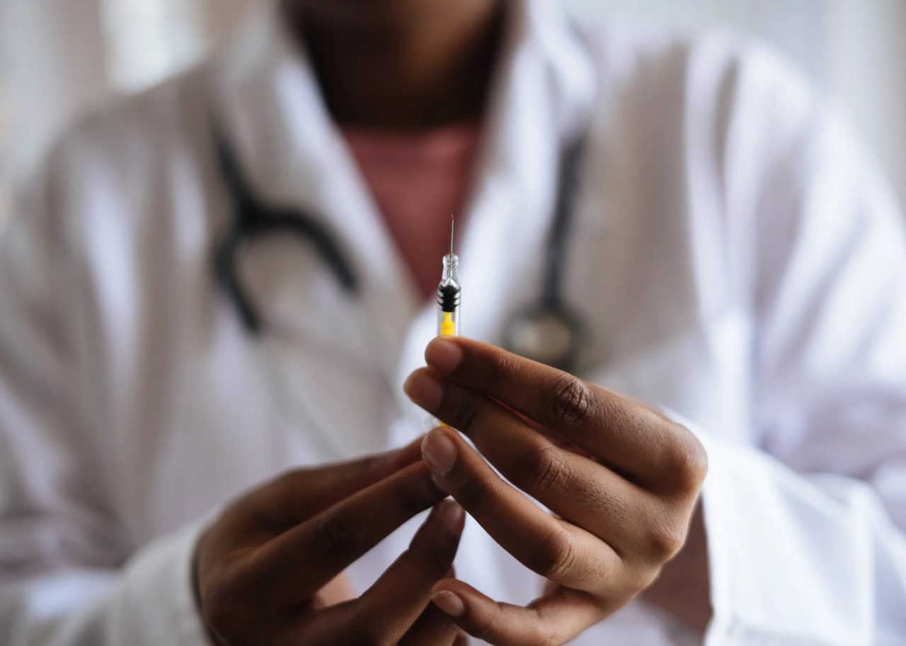 OMS, AstraZeneca, BioNTech y Pfizer producirán mil 300 millones de dosis de su vacuna anti-COVID en 2021