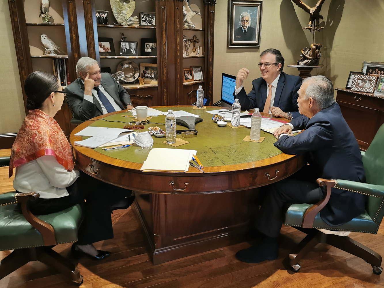Con Romo y Ebrard presentes, AMLO tiene su primera charla con Biden