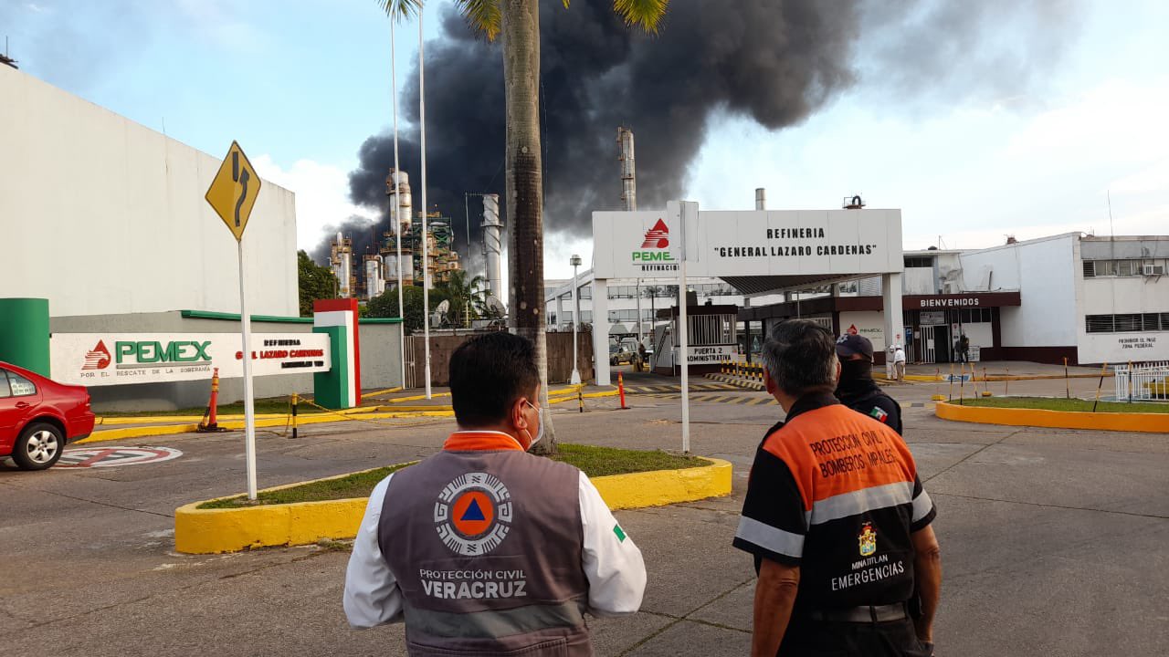 Se incendia refinería de Pemex en Minatitlán