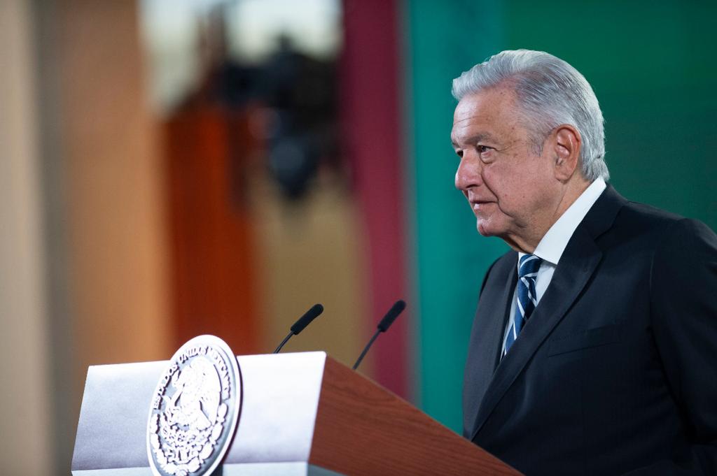 Espérense, dice AMLO a médicos particulares que piden vacuna anti-COVID