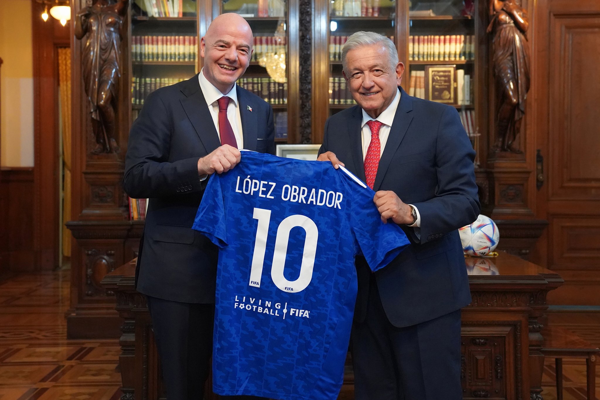 AMLO recibe al presidente de la FIFA para los preparativos del Mundial 2026