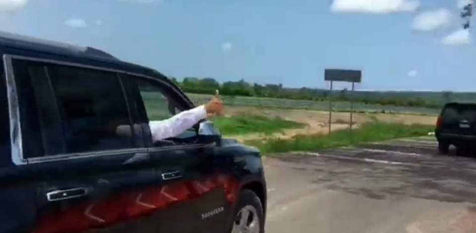 Con pulgar arriba, AMLO celebra levantamiento de huelga en Telmex