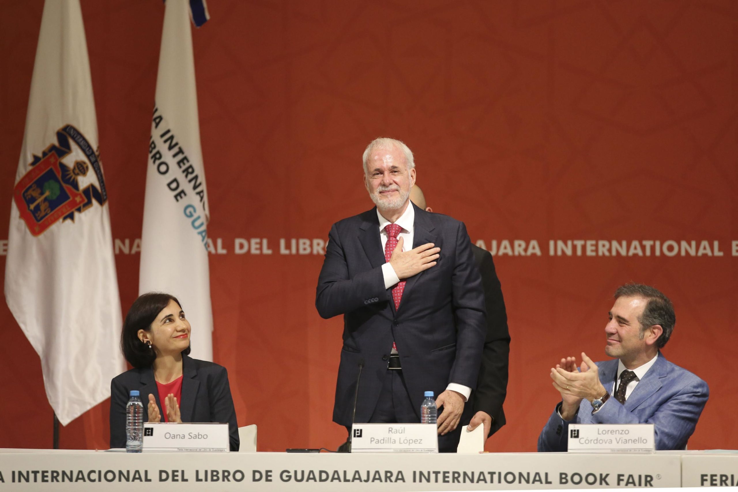 Con alabanzas al libro como “aliado de la democracia”, se inauguró la FIL 2022 y pese a las protestas