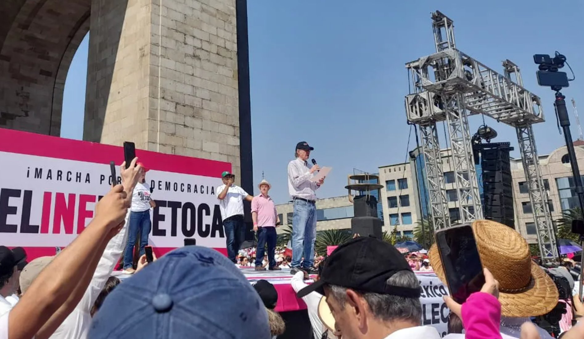 Manifestantes demandan al Poder Legislativo proteger al sistema electoral mexicano
