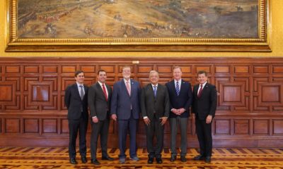 Andrés Manuel López Obrador con directivos de la NFL