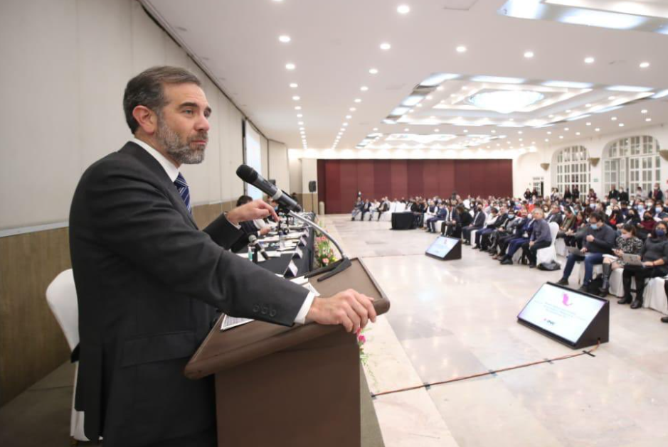 Consejeros del INE lanzan manual para “defender” la democracia