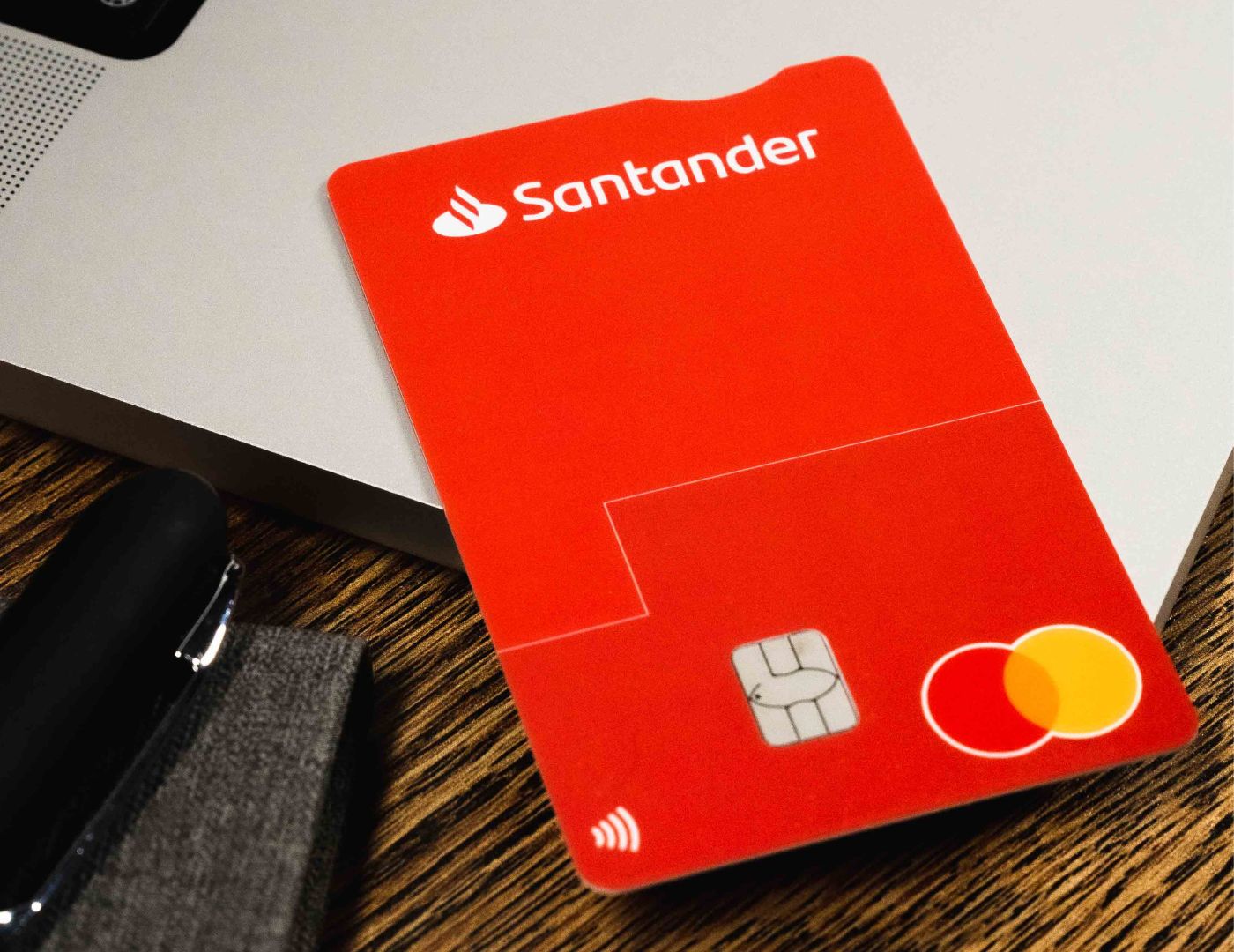 Santander se ‘pinta de verde’: sustituirá sus tarjetas por modelos sostenibles
