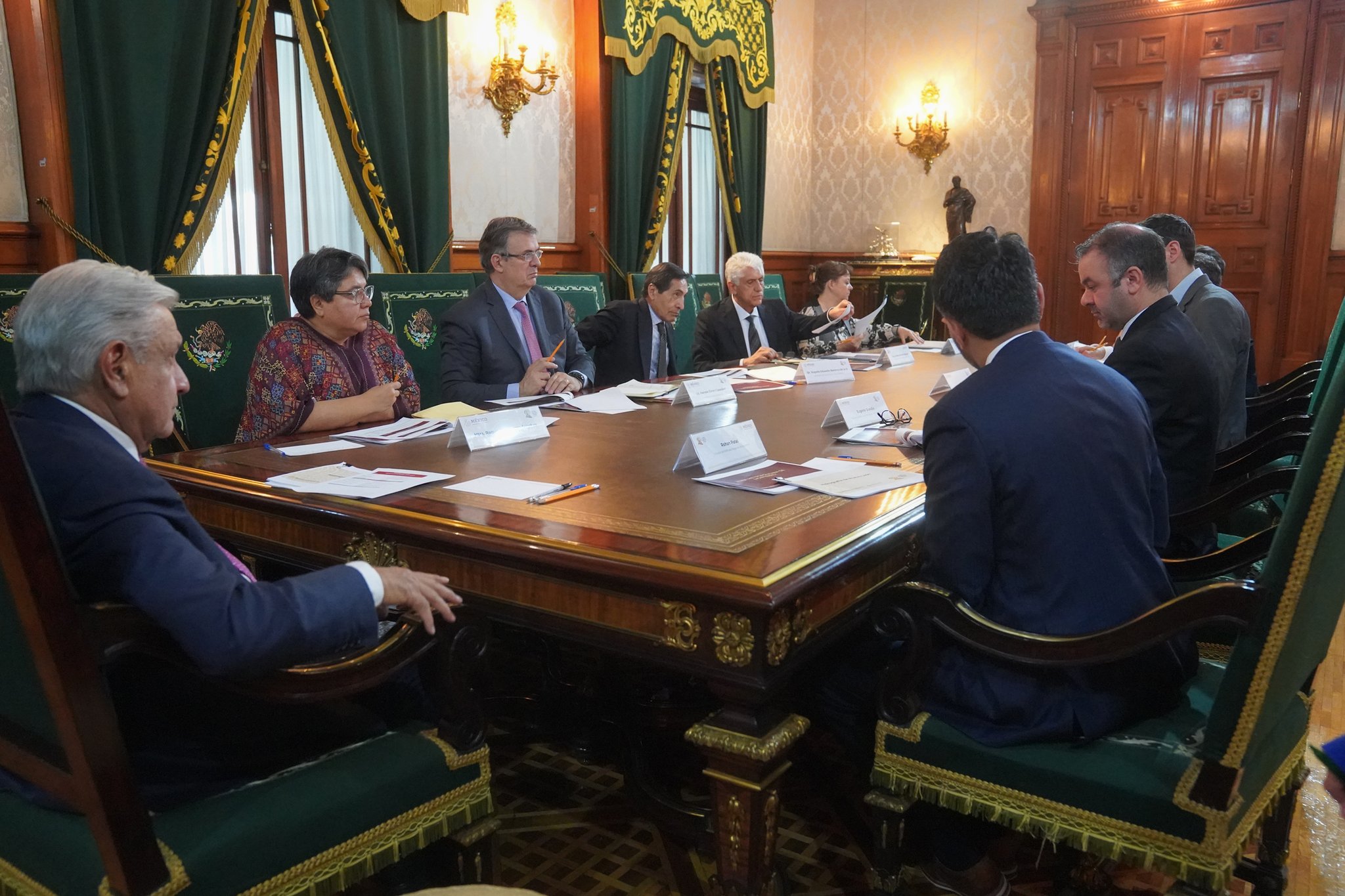 AMLO se reúne con directivos de Tesla